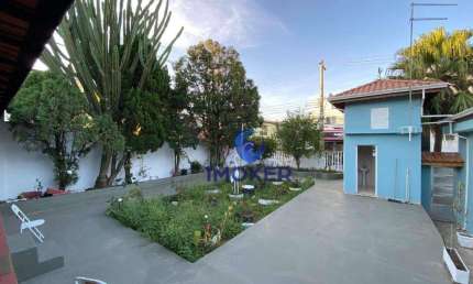 Casa térrea de esquina com 2 dormitórios, sendo 1 suíte; 3 vagas de garagem; quintal amplo; área gourmet; no bairro de Calmon Viana em Poá/SP.