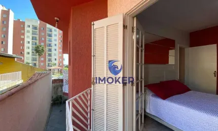 Sobrado com 3 quartos, sendo 2 suítes, com sacada; e 2 vagas cobertas; no bairro Jd. Santo Antônio, em Suzano/SP.