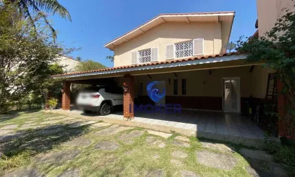 Sobrado comercial/residencial no Centro de Poá/SP; 5 dormitórios (2 suítes); 8 vagas; amplo quintal.