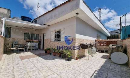 Propriedade multifamiliar na Vila Júlia, Poá/SP; 3 casas com quintal e vagas de garagem e salão comercial.