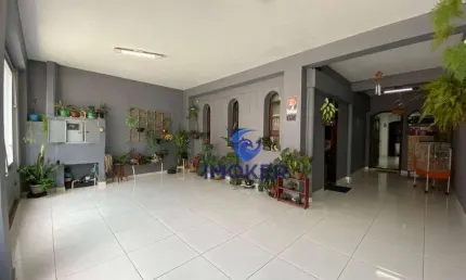 Sobrado em Suzano/SP; 3 dormitórios, sendo 1 com varanda; 2 banheiros; 2 vagas cobertas; quintal; área de serviço coberta.