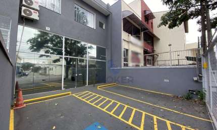 Salão comercial térreo; próximo ao Centro de Suzano/SP; 250 m²; 2 vagas; 3 salas; 3 banheiros; copa; área de serviço.