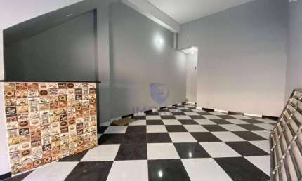 Salão comercial na Av. Lucas Nogueira Garcez, Poá/SP; 25 m²; 3 m de pé direito; banheiro; copa; porta de aço automática.