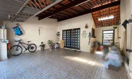 Sobrado em Suzano/SP; 3 dormitórios; 3 banheiros; churrasqueira; quintal; 2 vagas cobertas.