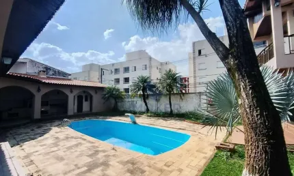 Casa com piscina, no bairro caxangá, suzano/sp; 4 quartos; 8 vagas