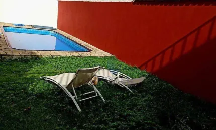 Casa com piscina centro de poá/sp; 2 quartos; 2 banheiros; 2 vagas; quintal
