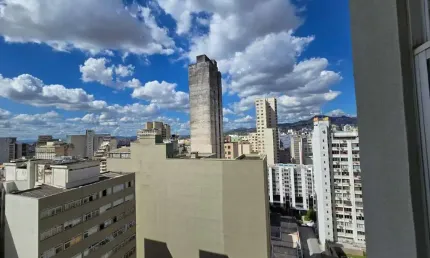 Andar alto com varanda, vista definitiva, melhor localização do Centro/Lourdes, vaga livre