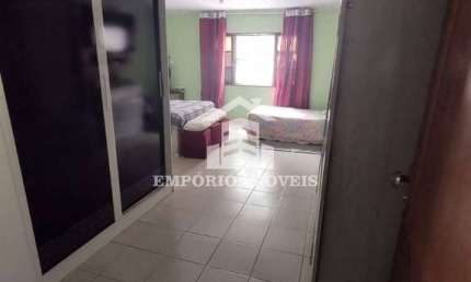 aluga se um sobrado com duas casas com dois dorms  e garagem p/ dois carros
