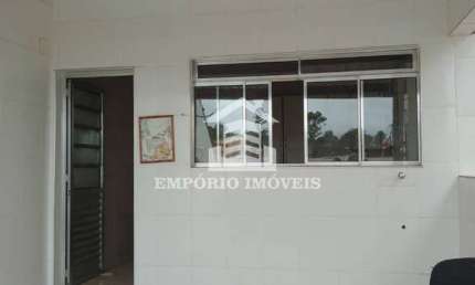 aluga - se  casa  com três comodos  por  C$1.000,00