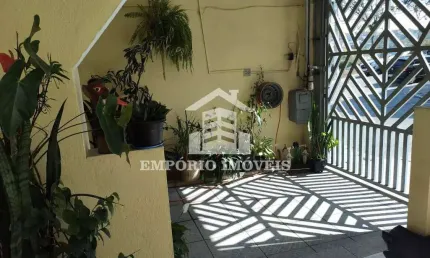 Casa com três dormitórios sendo um suite e vaga de garagem o/ 2 carros