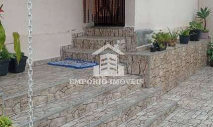 Casa com dois dormitórios e garagem para dois carros em Barro Branco.
