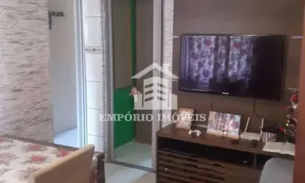 Apartamento com dois dormitórios, portaria e vaga de garagem coberta.
