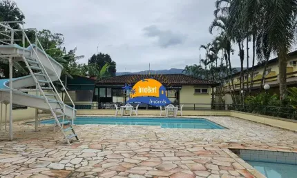 Sobrado em condomínio próximo ao mar com 2 quartos no Centro de Bertioga-SP: 79,00 m², 1 sala, 2 banheiros, 1 vaga de garagem.