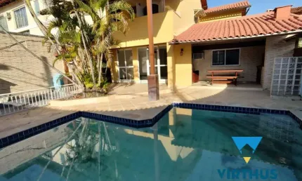 Freguesia - Casa duplex em condomínio - 3 quartos (2 suítes) - piscina