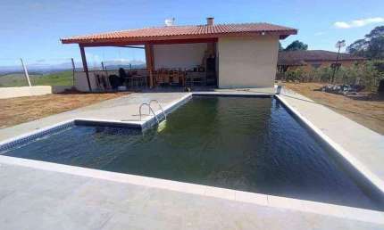 Cabe uma piscina, um canil para o cachorro e um gramado para os pequenos