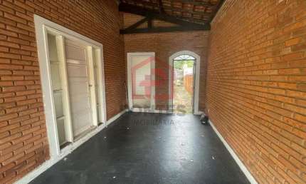 Casa com 3 quartos à venda no Centro, Botucatu  por R$ 400.000