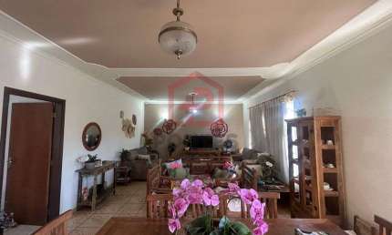 Casa com 3 quartos à venda no Centro, Botucatu  por R$ 400.000