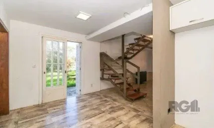 Casa em condominio com ambientes amplos e confortaveis !