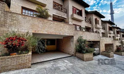 casa em condominio, com 1 suíte, duas vagas, lareira, churrasqueira, infra estrutura completa