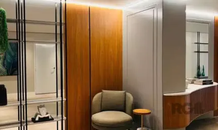 Apartamento com 2 suítes, churrasqueira, lavabo, vaga de garagem, mobiliado, no centro de Torres/ RS.