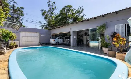 Casa com piscina no Bairrro Jardim Planalto em Porto Alegre