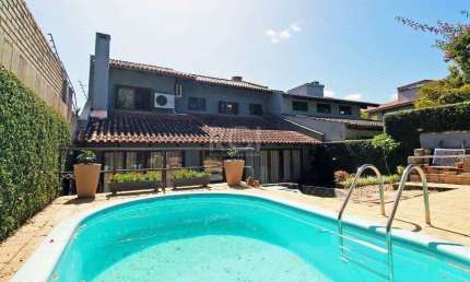 Sobrado 3 dormitórios, 1suíte, área gourmet com churrasqueira, piscina.