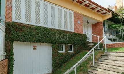 Casa 3 dormitórios com uma 1 suite, 2 banheiros, terraço, bem iluminada. Próxima ao Shopping Boubon Teresópilis