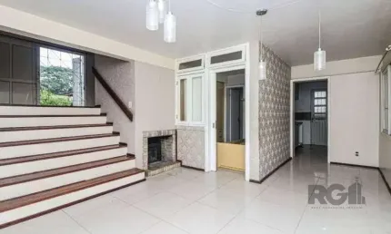 Excelente casa de 147m² com 3 dormitórios, 4 vagas e 1 piscina.