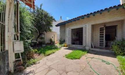 Casa para Venda - 136.31m², 3 dormitórios, sendo 1 suites, 2 vagas - Guarujá