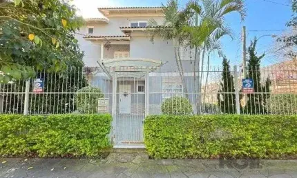 Casa em Porto Alegre, no bairro Espírito Santo, com 3 dormitório(s), e 3 banheiros, à venda.