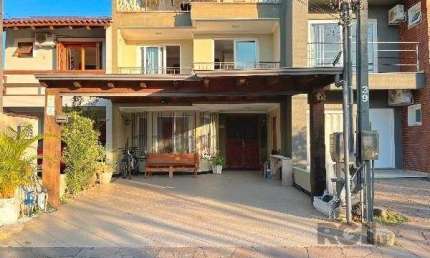 Casa em Porto Alegre, no bairro Hípica, com 3 dormitório(s), e 3 banheiros, à venda.
