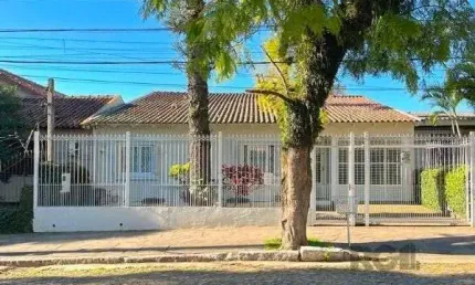 Casa em Porto Alegre, no bairro Nonoai, com 4 dormitório(s), à venda.