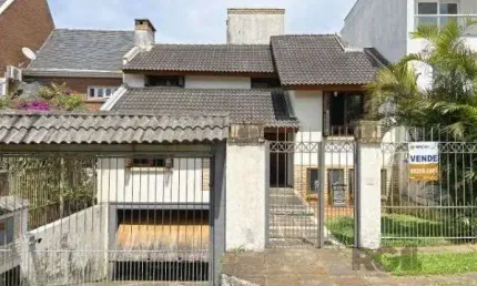 Casa em Porto Alegre, no bairro Ipanema, com 3 dormitório(s), à venda.