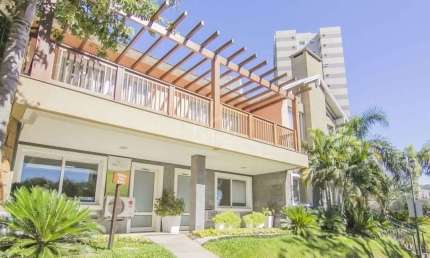 Casa Para Comprar em condomínio com 5 quartos e 4 vagas no Jardim Botânico