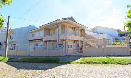 Casa térrea de 2 dormitórios e 3 vagas de garagem na Vila Ipiranga em Porto Alegre.