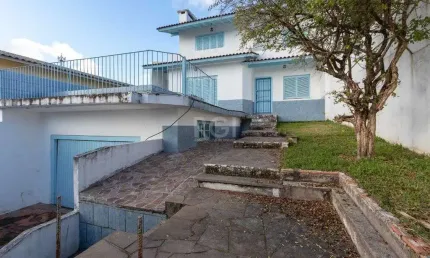 Casa com piscina em localização nobre no bairro tristeza com vista para rio guaíba.