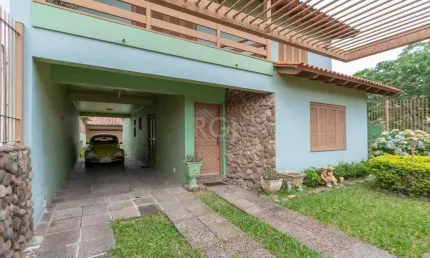 Casa para Venda - 180m², 3 dormitórios, sendo 1 suites, 2 vagas - Guarujá