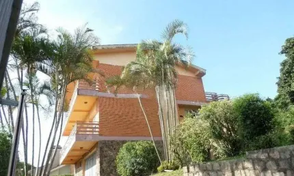 residência com vista panorâmica espetacular para o Guaíba em todos os cômodos da casa, hall de entrada, gabinete, lavabo, living para três ambientes com sacada e vista