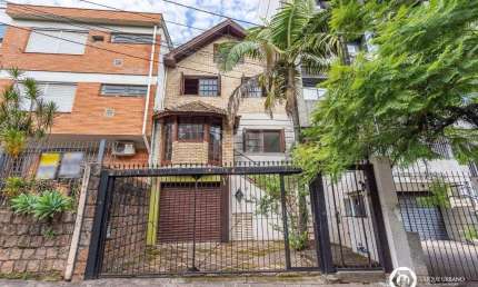Casa para Venda - 330m², 4 dormitórios, sendo 3 suites, 2 vagas - Petrópolis