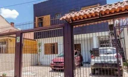 Casa sobrado no Partenon de 4 dormitórios e 2 vagas