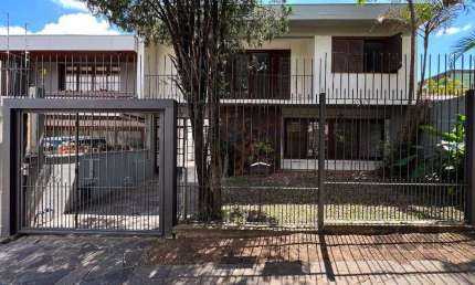 Casa/sobrado para Comprar com 4 dormitórios no bairro Chácara das Pedras.