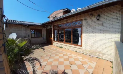 Casa para Venda - 274m², 3 dormitórios, sendo 1 suites, 3 vagas - Guarujá, Porto Alegre