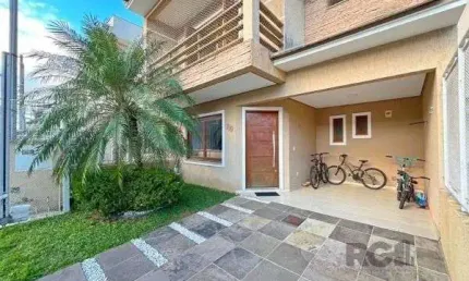 Casa em Porto Alegre, no bairro Hípica, com 3 dormitório(s), e 3 banheiros, à venda.
