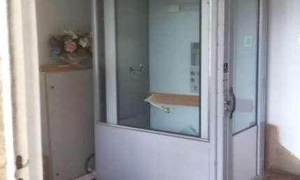 Casa com potencial residencial ou comercial, localizada em frente à Avenida Cristóvão Colombo.