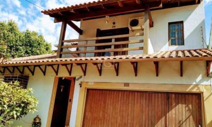 Casa com 4 dormitórios sendo que um deles é uma suíte e 2 vagas, bairro Teresópolis, Porto Alegre RS