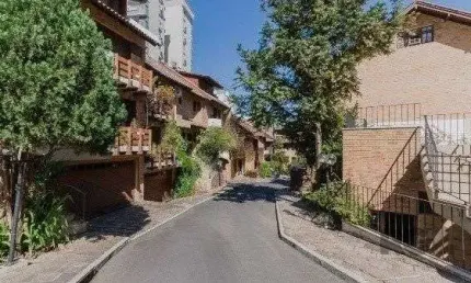 Vende-se ampla casa em condomínio com 3 quartos, suite master, sacada, perto da encol - 292m² - bela vista
