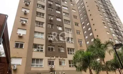 Vende apartamento no condomínio new life, com garagem coberta, nunca habitado, super arejado, 03 dormitórios, living para dois ambientes, banheiro social, cozinha com churrasqueira e área de serviço.