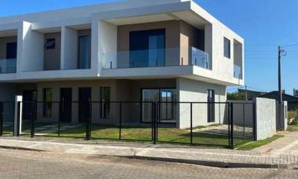 Casa com 03 quartos, sendo 01 suíte na Praia da Cal