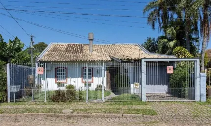Casa para Venda - 244m², 3 dormitórios, sendo 1 suites, 2 vagas - Guarujá