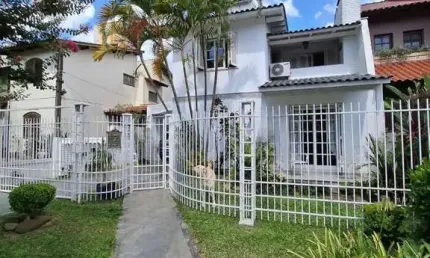 Casa em Porto Alegre, no bairro Ipanema, com 3 dormitório(s), e 3 banheiros, à venda.